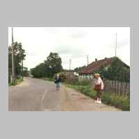 022-1120 Goldbach im Juli 1994. Verlauf der Dorfstrasse vom Anwesen von Albert Timmler (Haus rechts) bis zum Anwesen von Minna Mertsch.jpg
